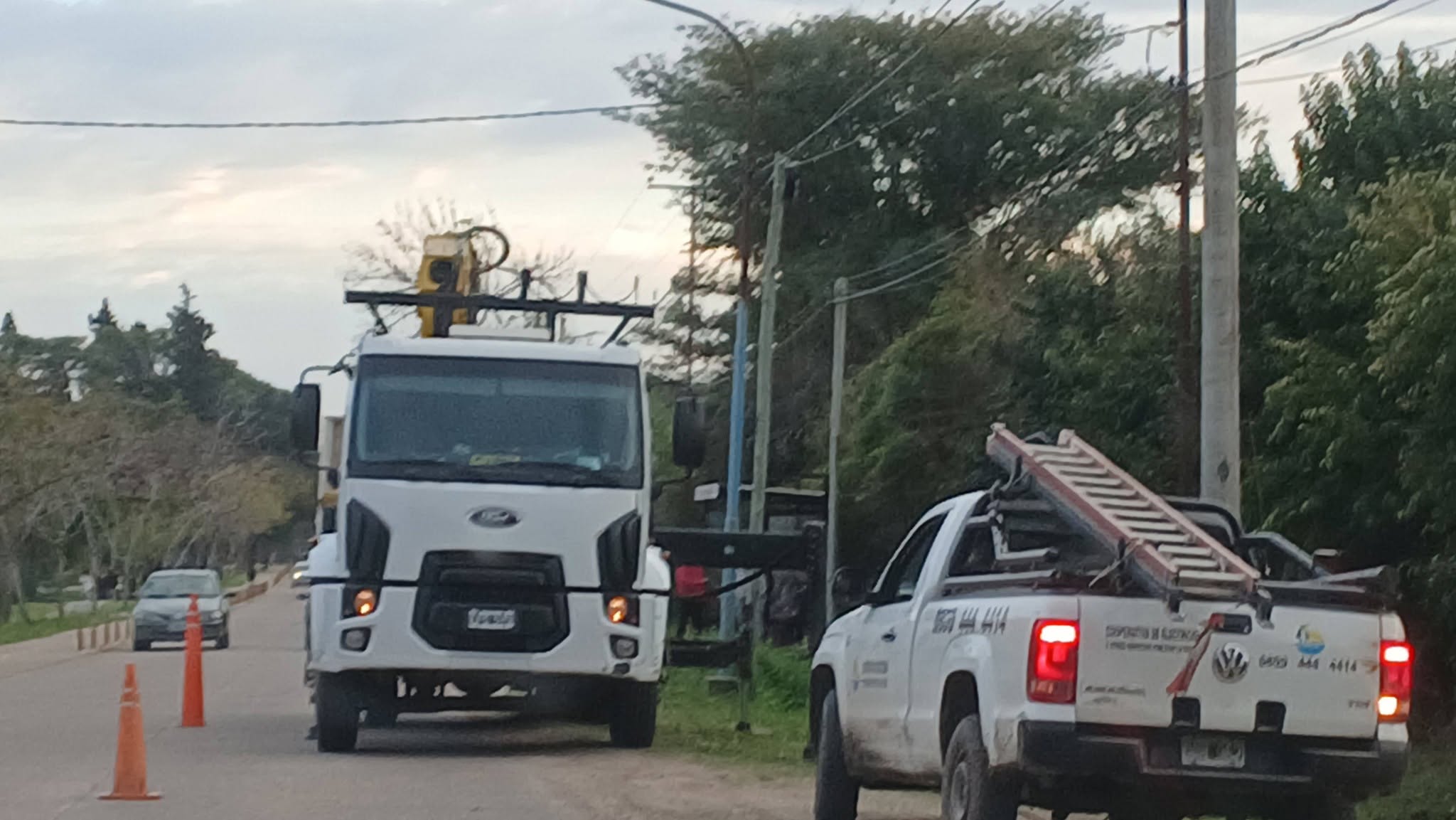 La CELP avanzó con el recambio de conductores de media tensión sobre Hipólito Yrigoyen