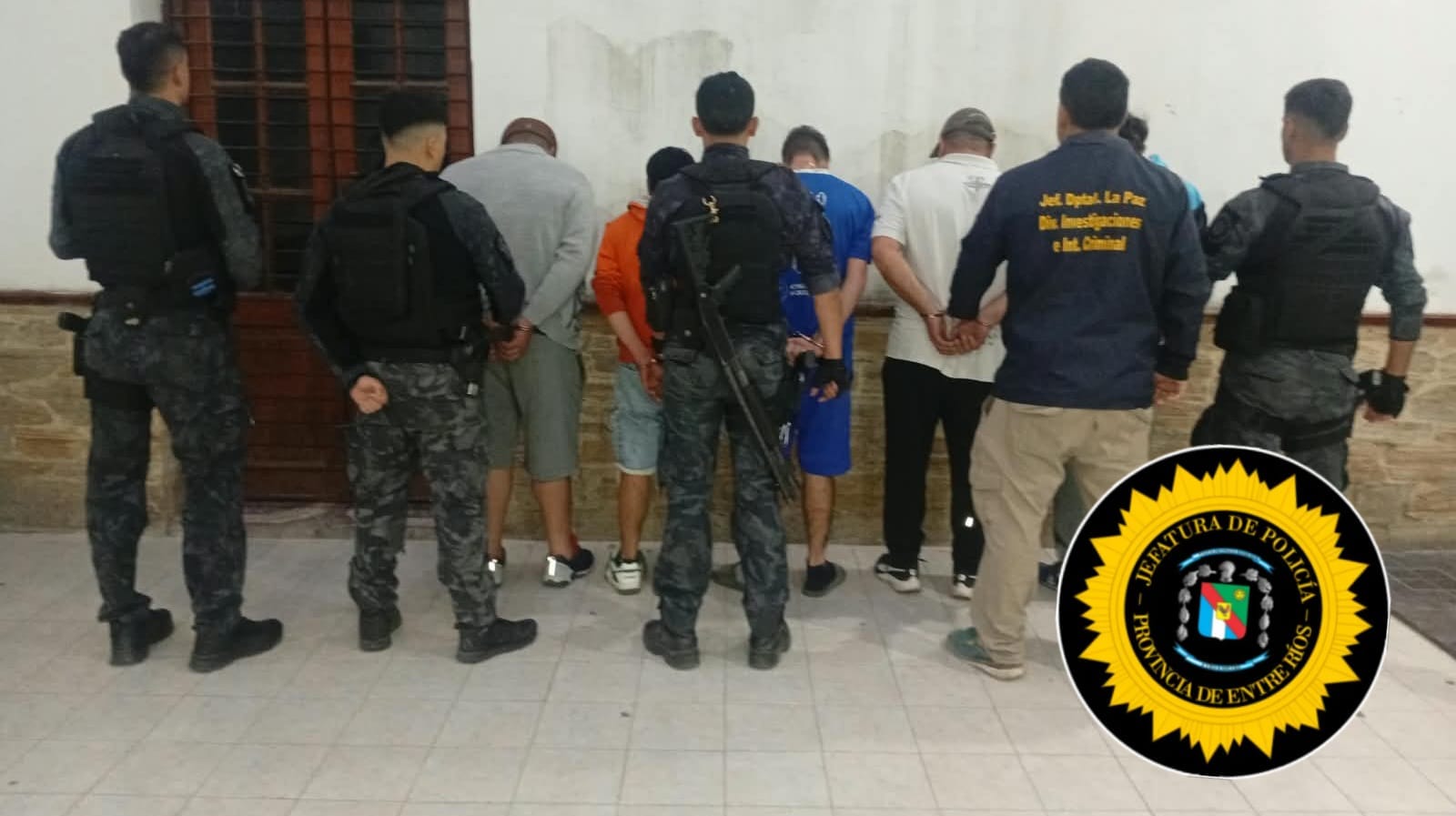 Lo interceptaron cinco hombres en una camioneta, le robaron el celular y quedaron detenidos