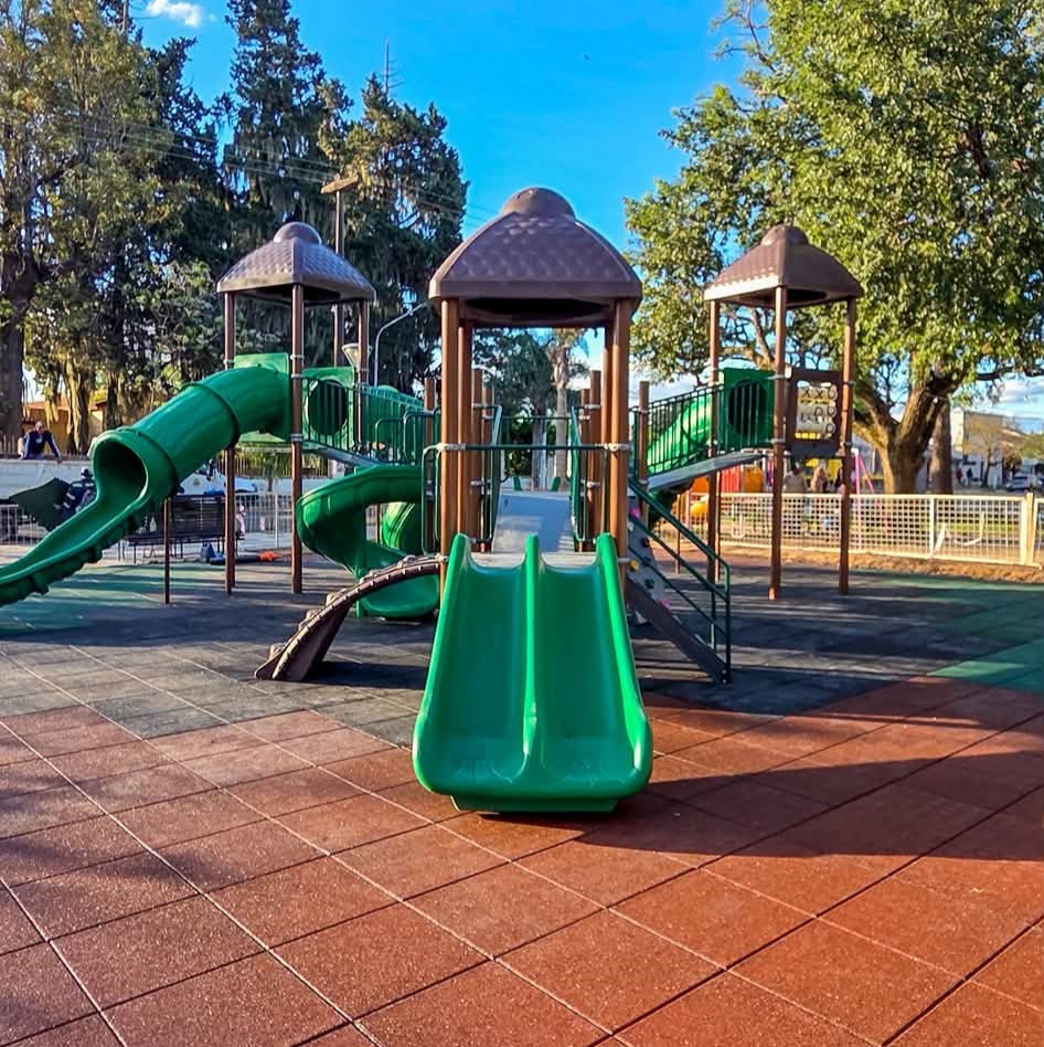 Santa Elena inaugura un nuevo parque infantil en Plaza Centenario