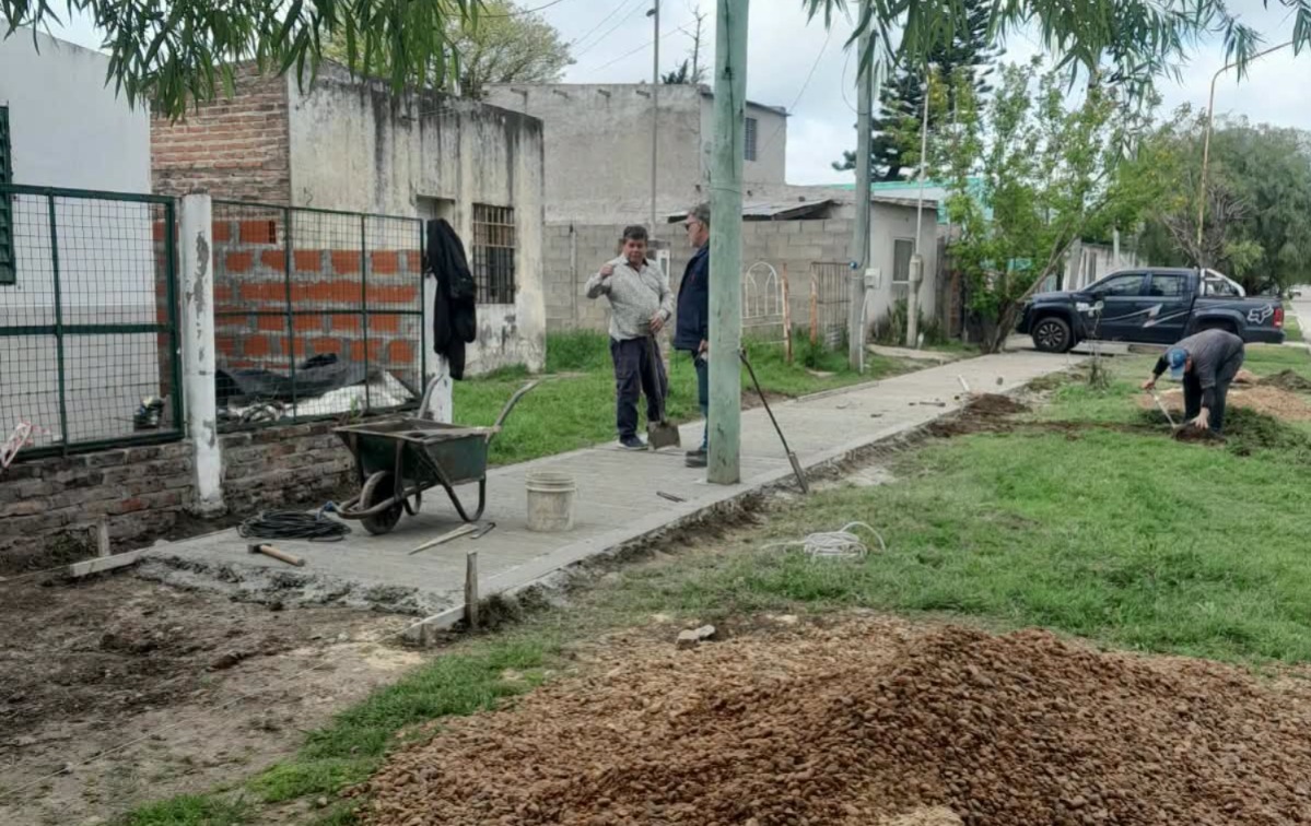 Avanzan las obras de construcción de veredas en el barrio Nuestra Señora de Fátima de Santa Elena