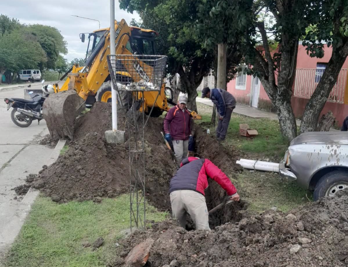 Realizan trabajos de reparación y optimización de la red cloacal en barrio Villa Urquiza de Santa Elena