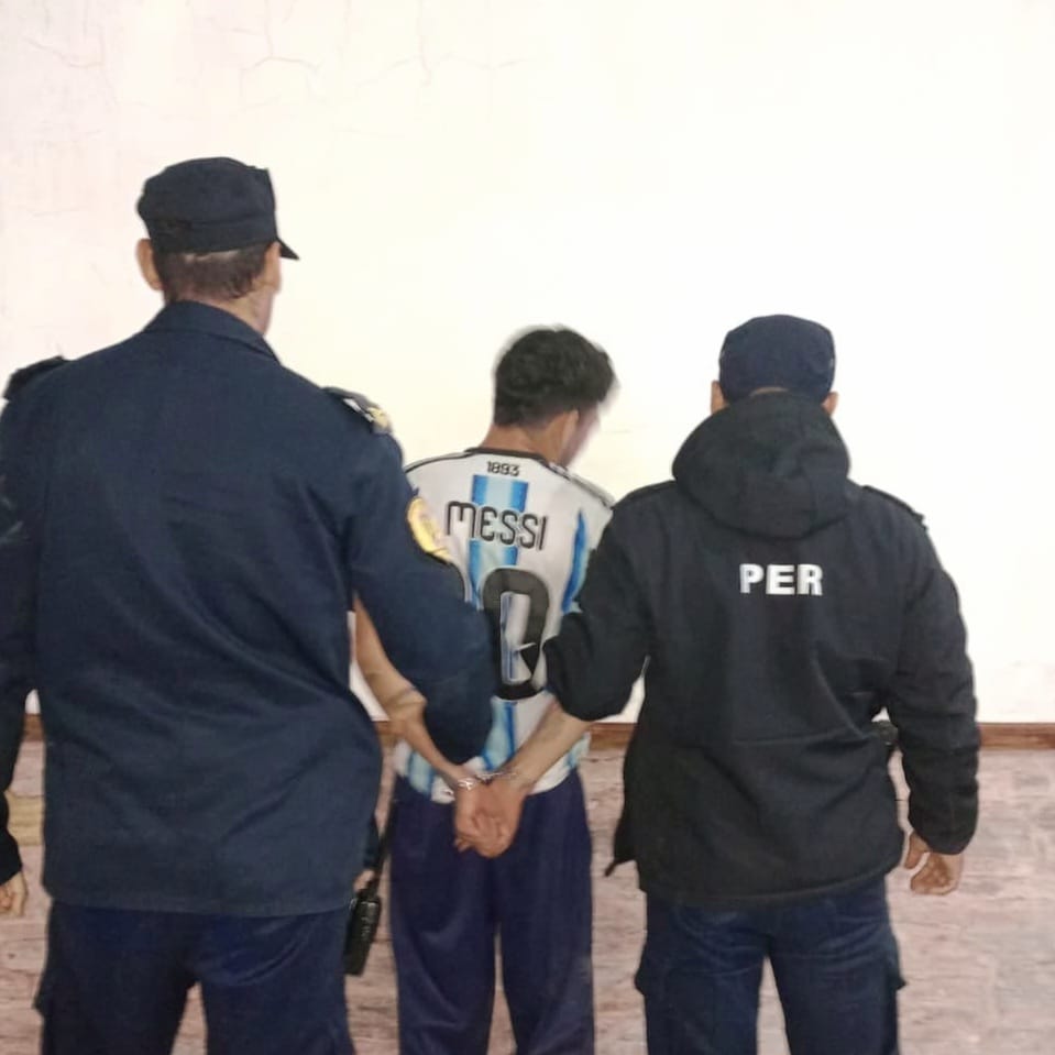 Lo vieron intentando abrir un auto, alertaron a la policía y terminó detenido