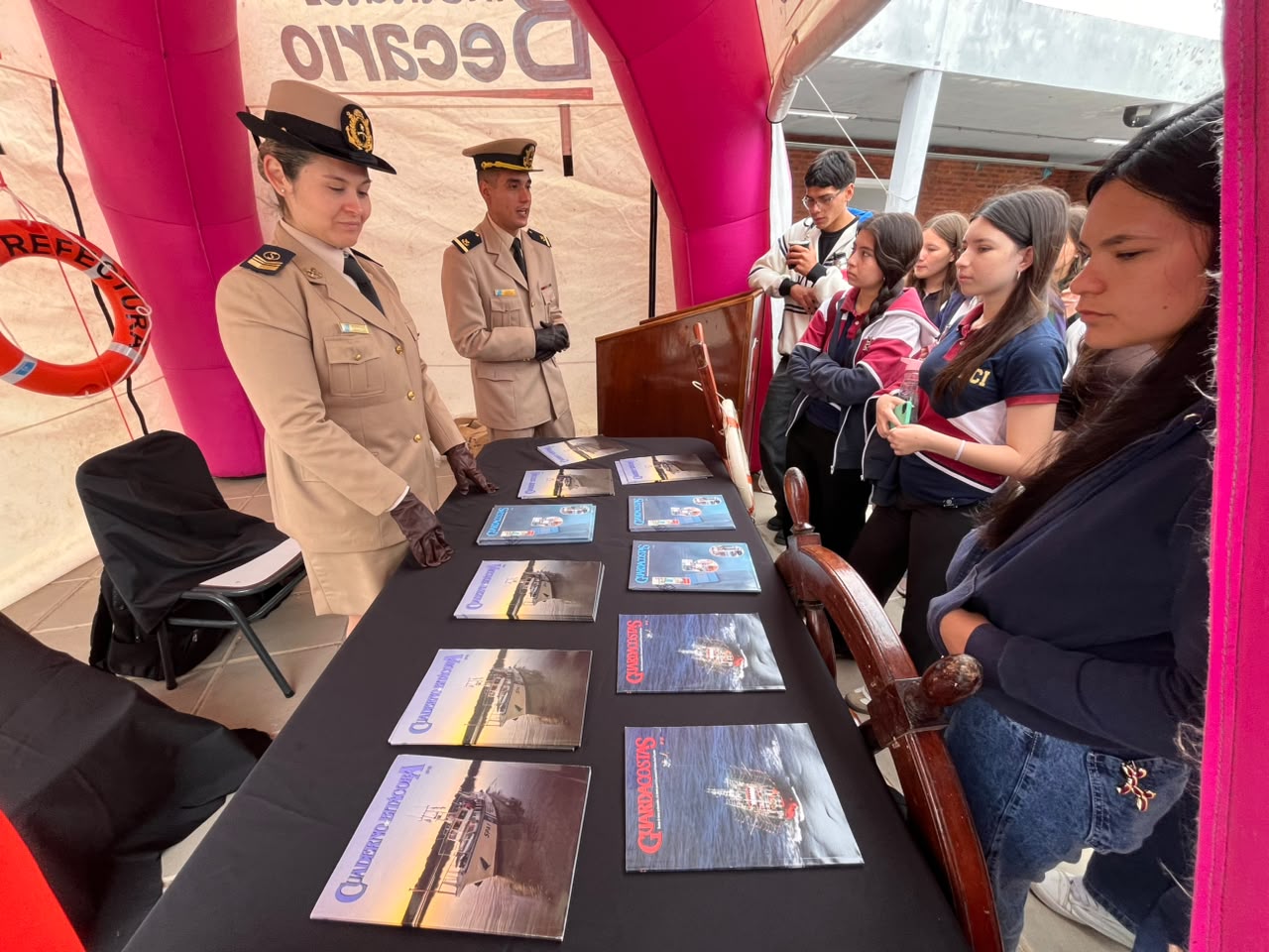 Prefectura Naval presentó su oferta educativa en la Feria Regional de Carreras de La Paz