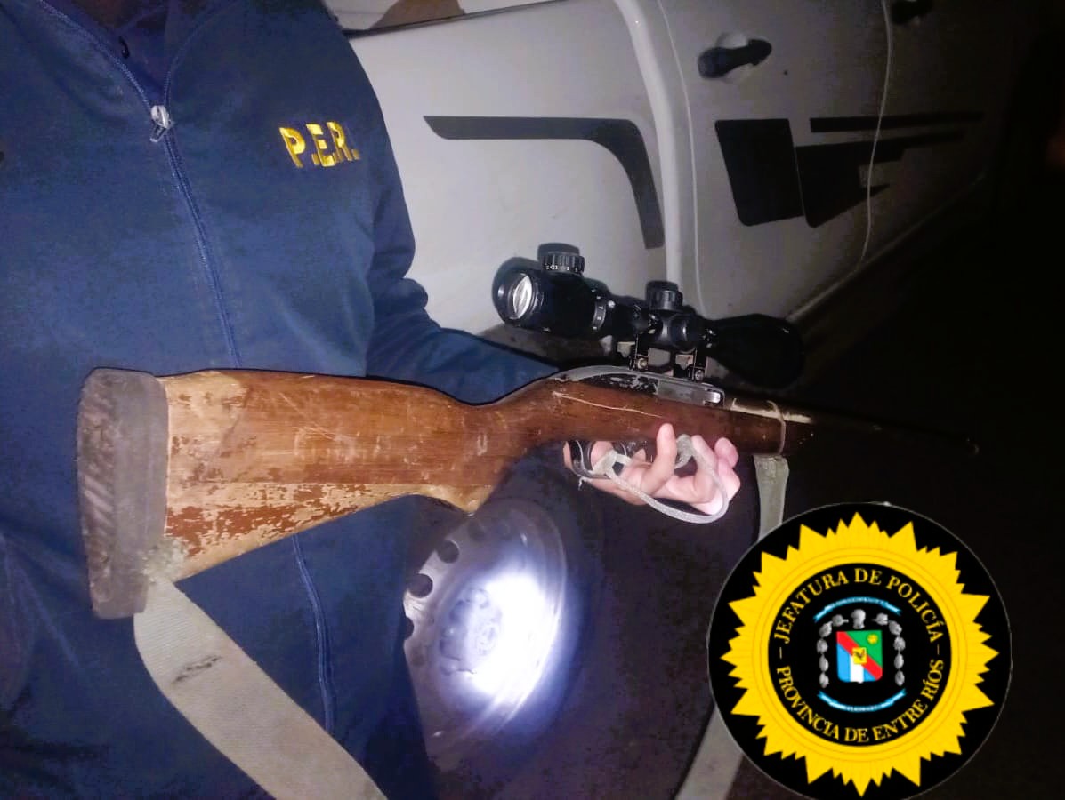 Alumbraban hacia los campos, la policía los sorprendió y secuestró un arma